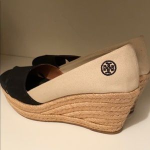 Tory Burch wedge in black/white size 10